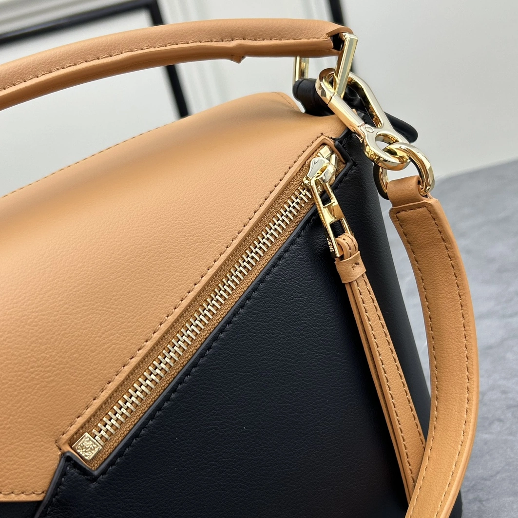 Versatile 8237 LOEWE AAA Quality Messenger Bags For Women