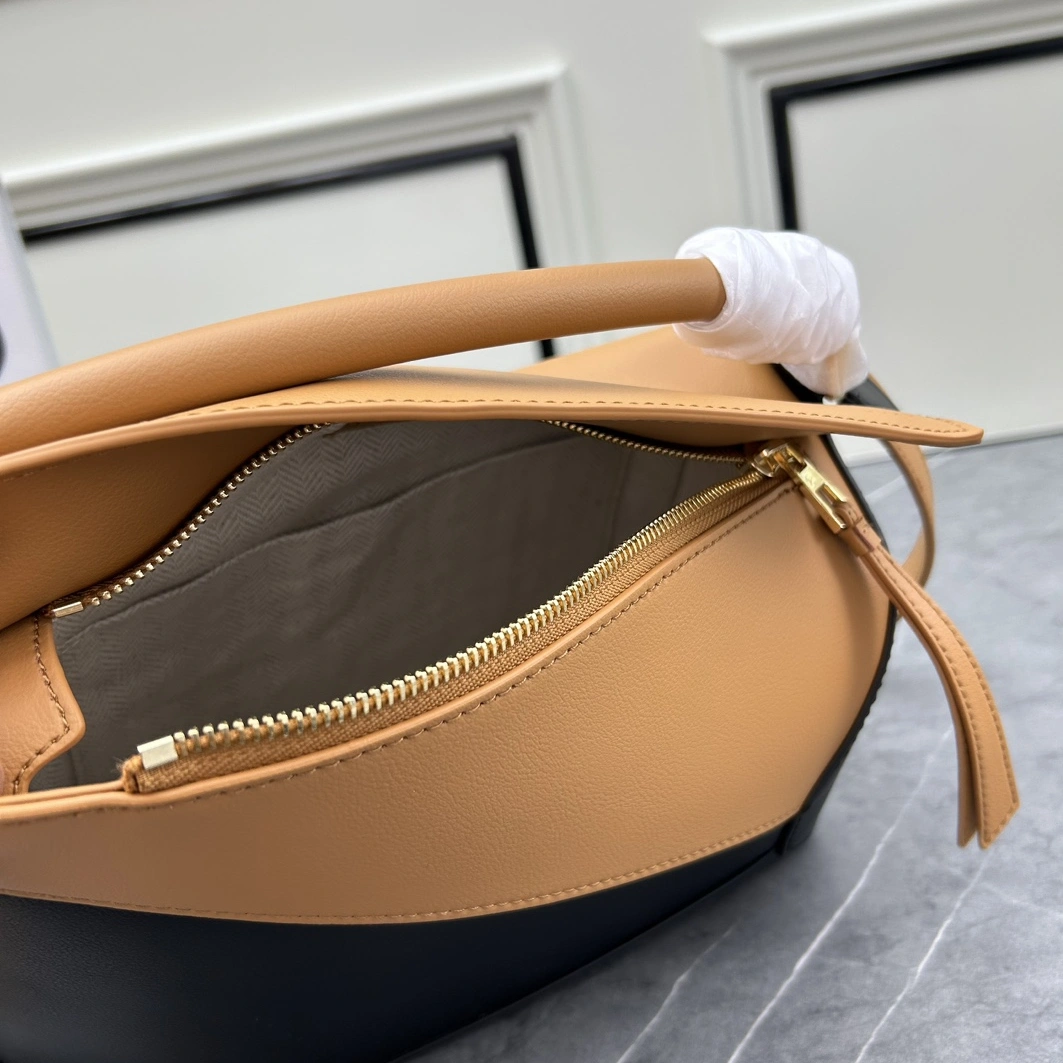 Versatile 8237 LOEWE AAA Quality Messenger Bags For Women