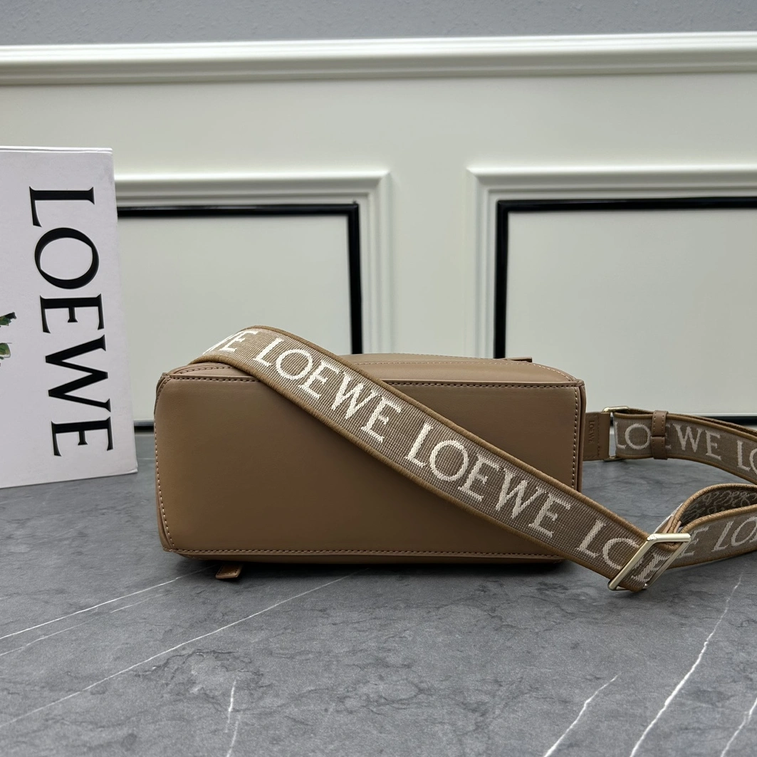 Versatile 8329 LOEWE AAA Quality Messenger Bags For Women