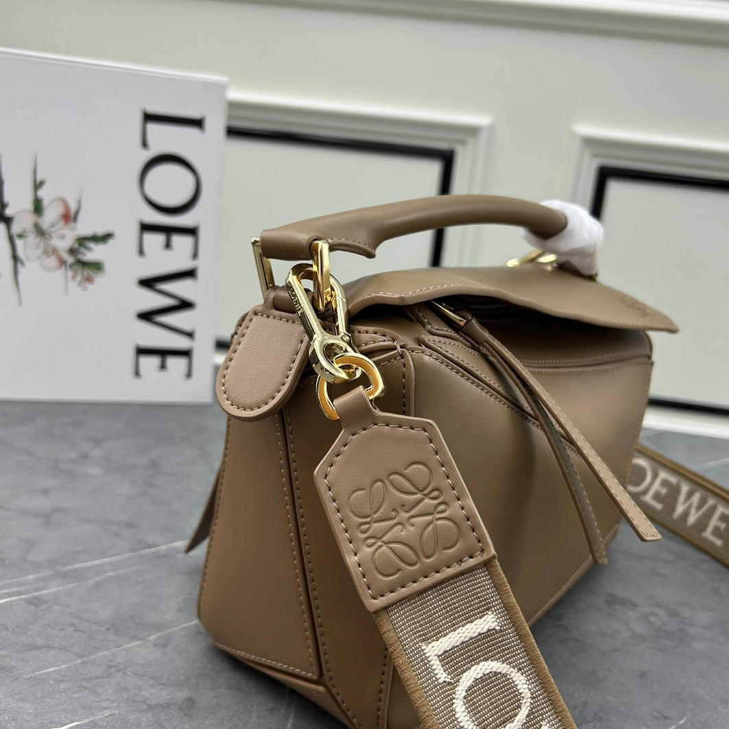 Versatile 8329 LOEWE AAA Quality Messenger Bags For Women