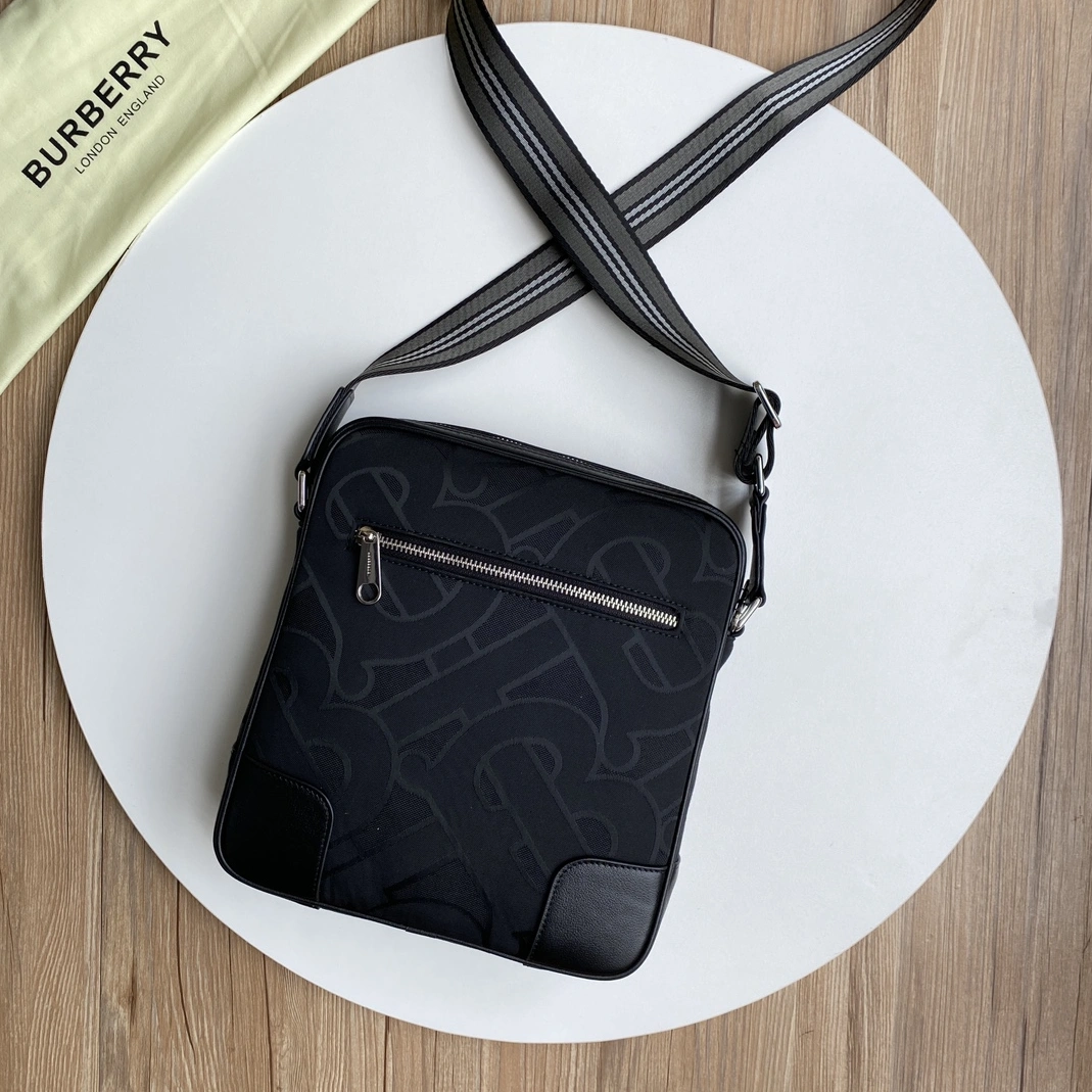 Versatile 8331 Burberry AAA Man Messenger Bags
