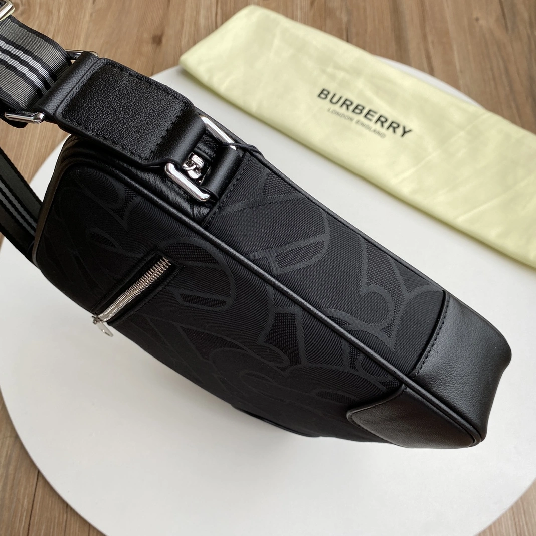 Versatile 8331 Burberry AAA Man Messenger Bags