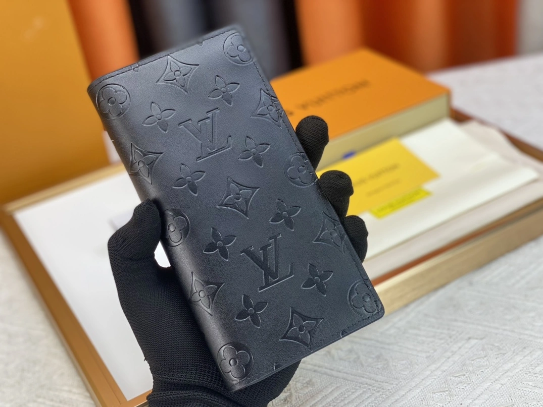 Versatile 8476 Louis Vuitton LV Wallets