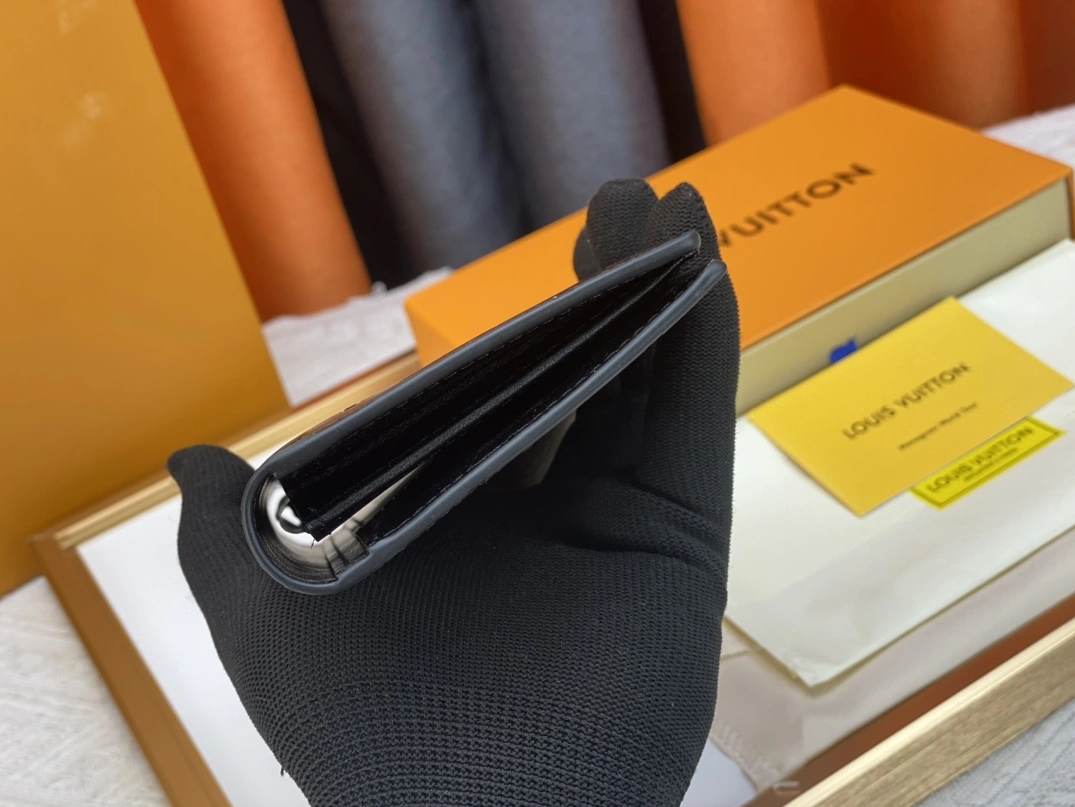 Versatile 8476 Louis Vuitton LV Wallets