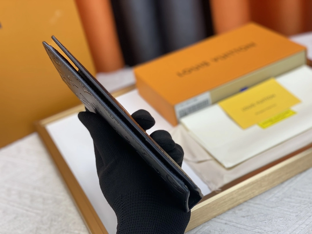 Versatile 8476 Louis Vuitton LV Wallets