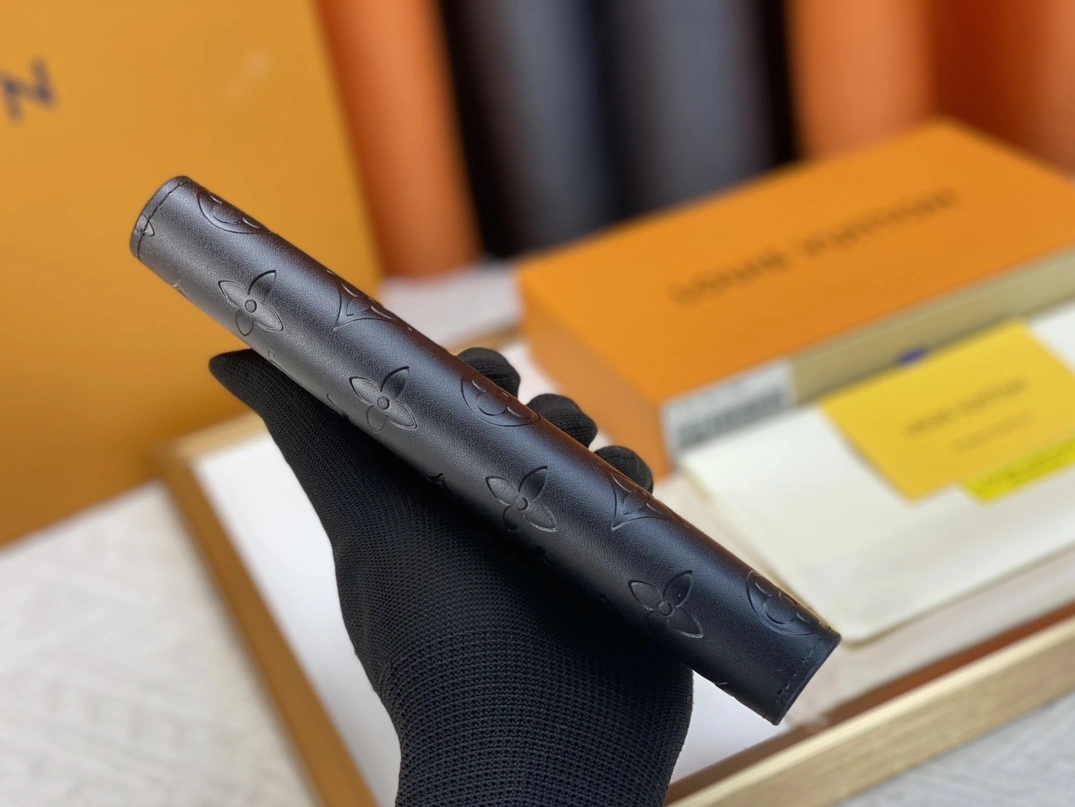 Versatile 8476 Louis Vuitton LV Wallets