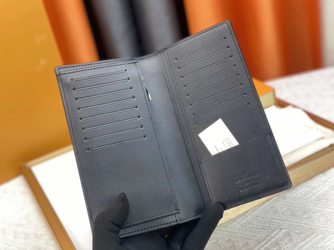 Versatile 8476 Louis Vuitton LV Wallets