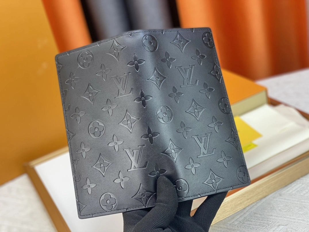 Versatile 8476 Louis Vuitton LV Wallets