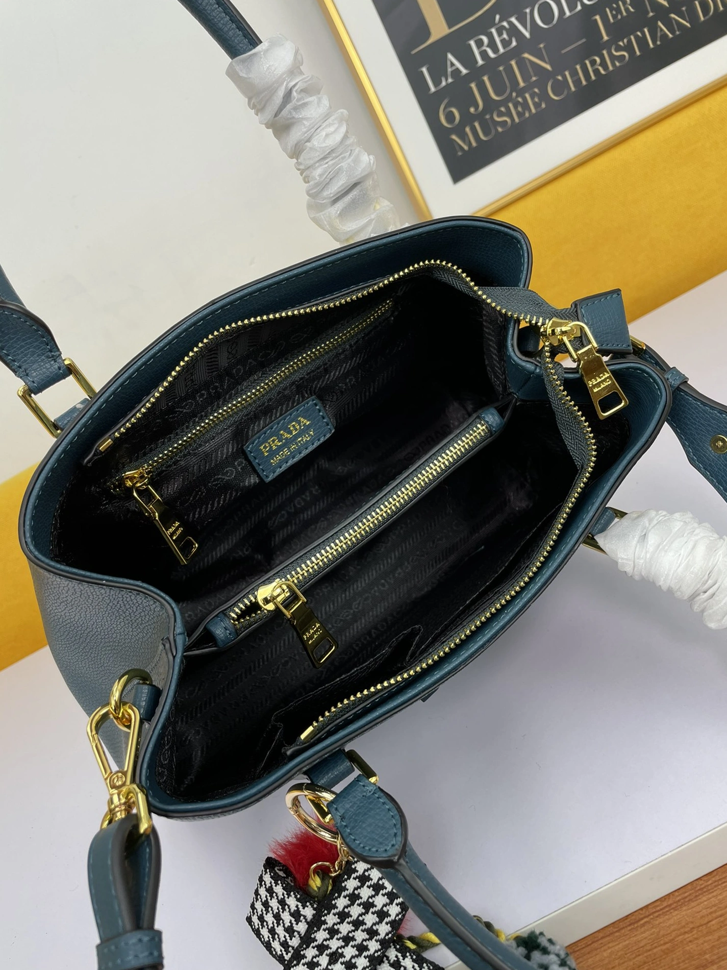 Versatile 8543 Prada AAA Quality Handbags For Women