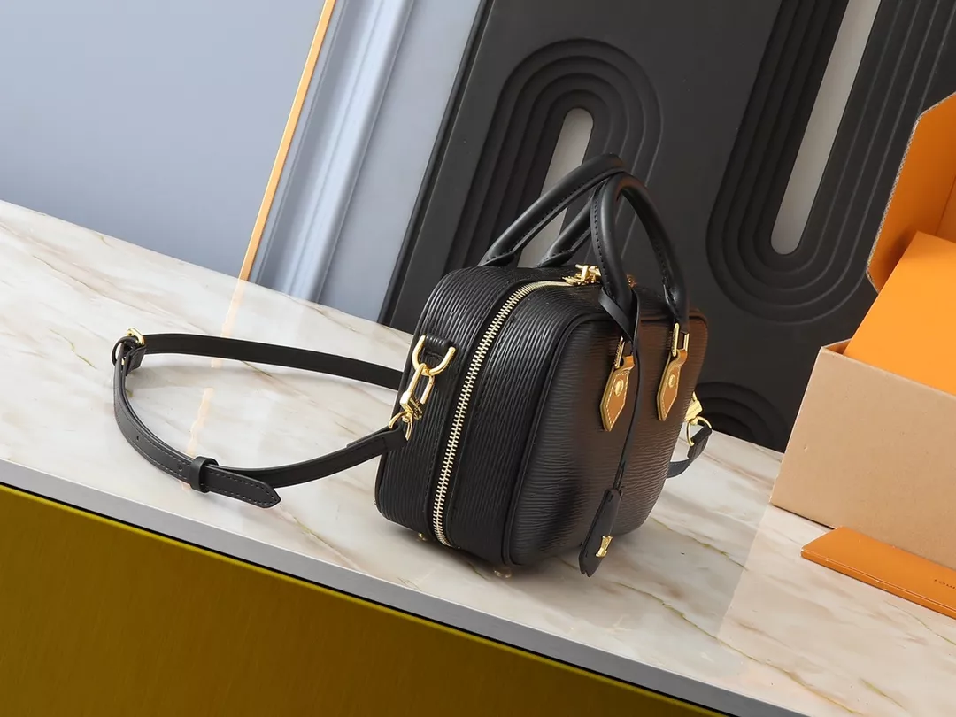 Versatile 8709 Louis Vuitton AAA Quality Handbags For Women