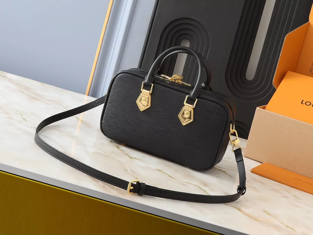 Versatile 8709 Louis Vuitton AAA Quality Handbags For Women