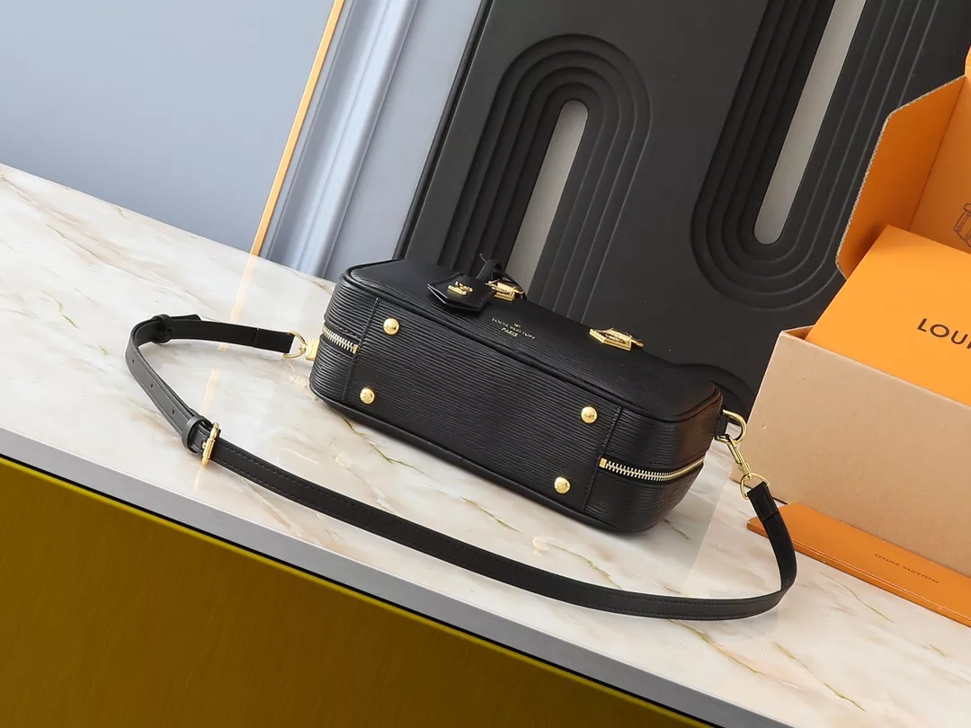 Versatile 8709 Louis Vuitton AAA Quality Handbags For Women