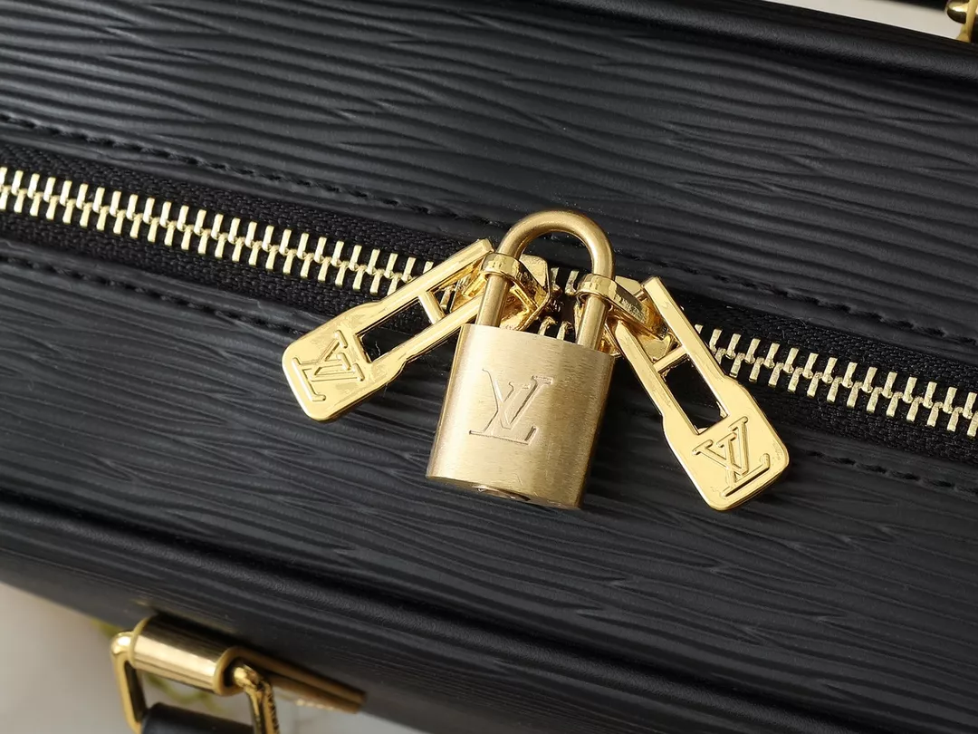 Versatile 8709 Louis Vuitton AAA Quality Handbags For Women