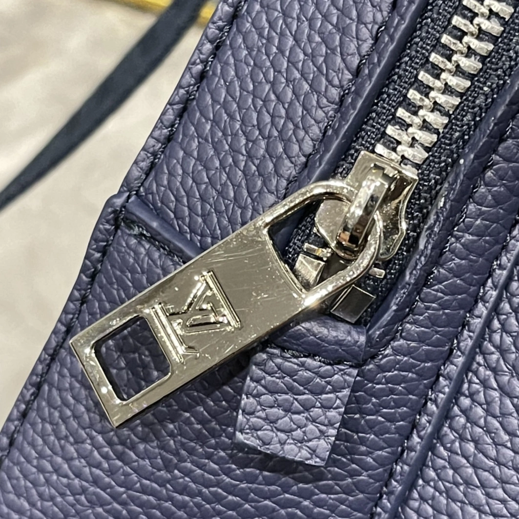 Versatile 9958 Louis Vuitton AAA Man Messenger Bags