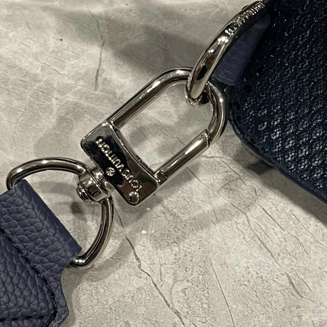 Versatile 9958 Louis Vuitton AAA Man Messenger Bags