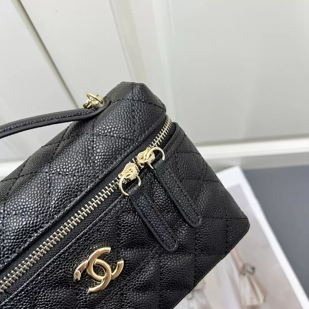 Vibrant 1068 Chanel AAA Quality Messenger Bags For Women