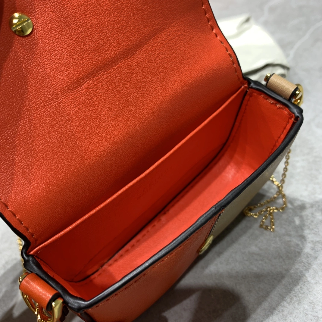 Vibrant 1400 Fendi AAA Quality Wallet For Women