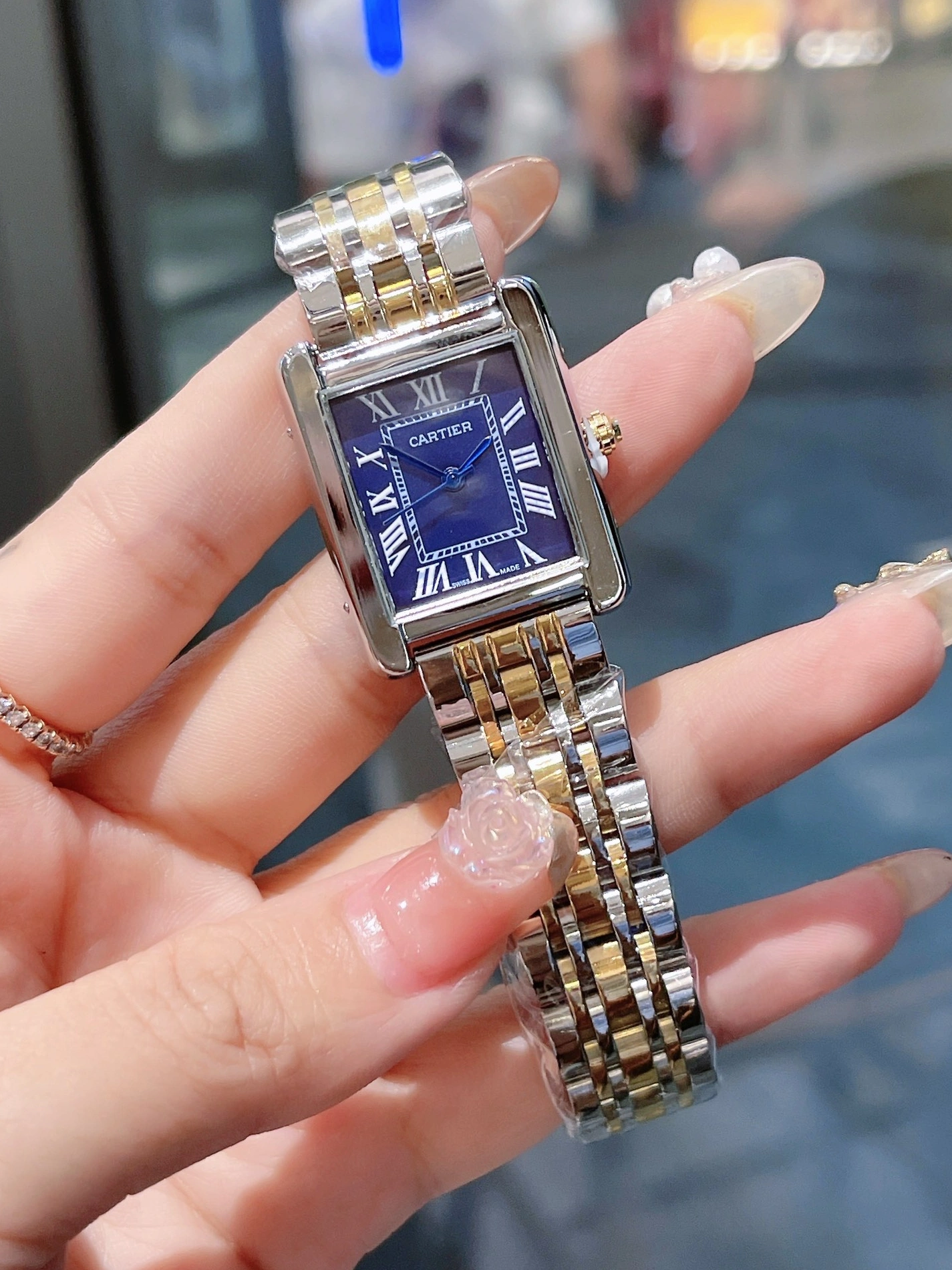 Vibrant 1597 Cartier Watches