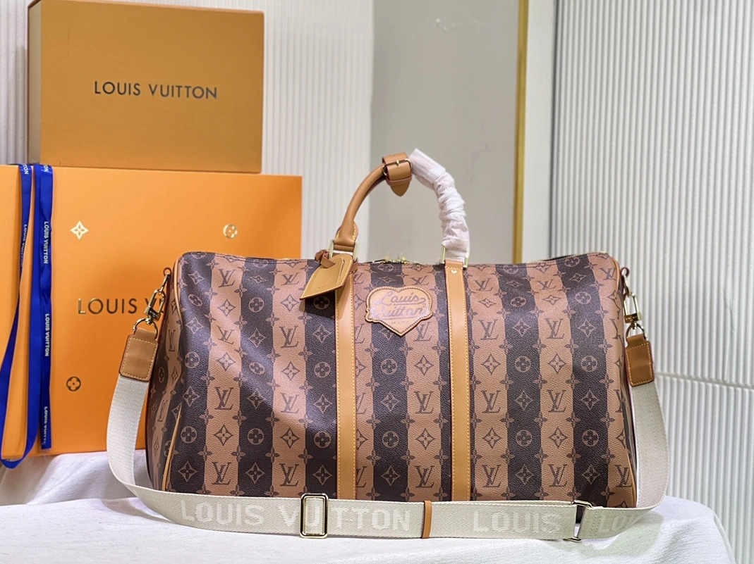 Vibrant 1631 Louis Vuitton Travel Bags