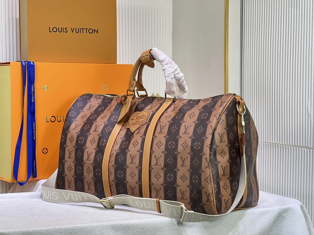 Vibrant 1631 Louis Vuitton Travel Bags