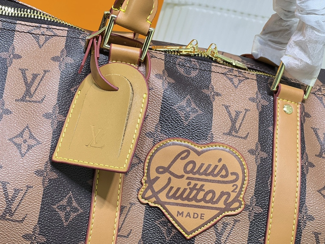 Vibrant 1631 Louis Vuitton Travel Bags