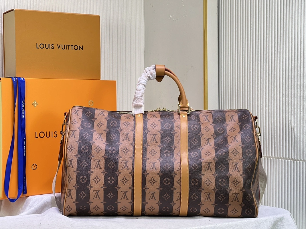 Vibrant 1631 Louis Vuitton Travel Bags