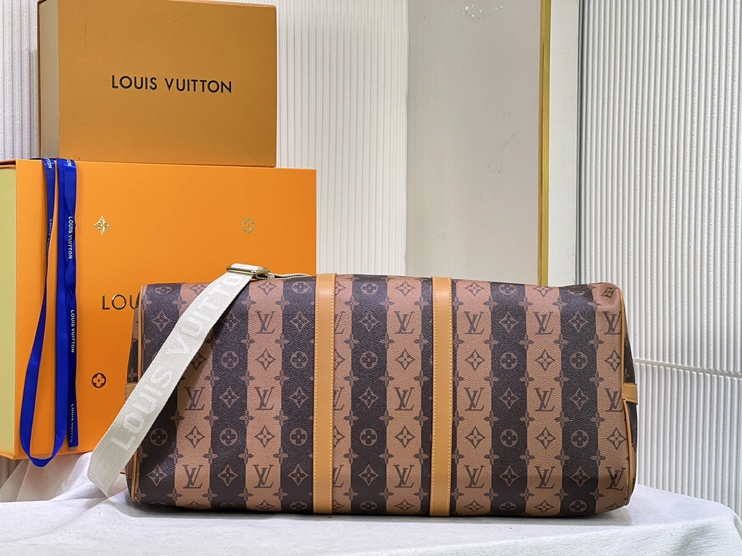 Vibrant 1631 Louis Vuitton Travel Bags