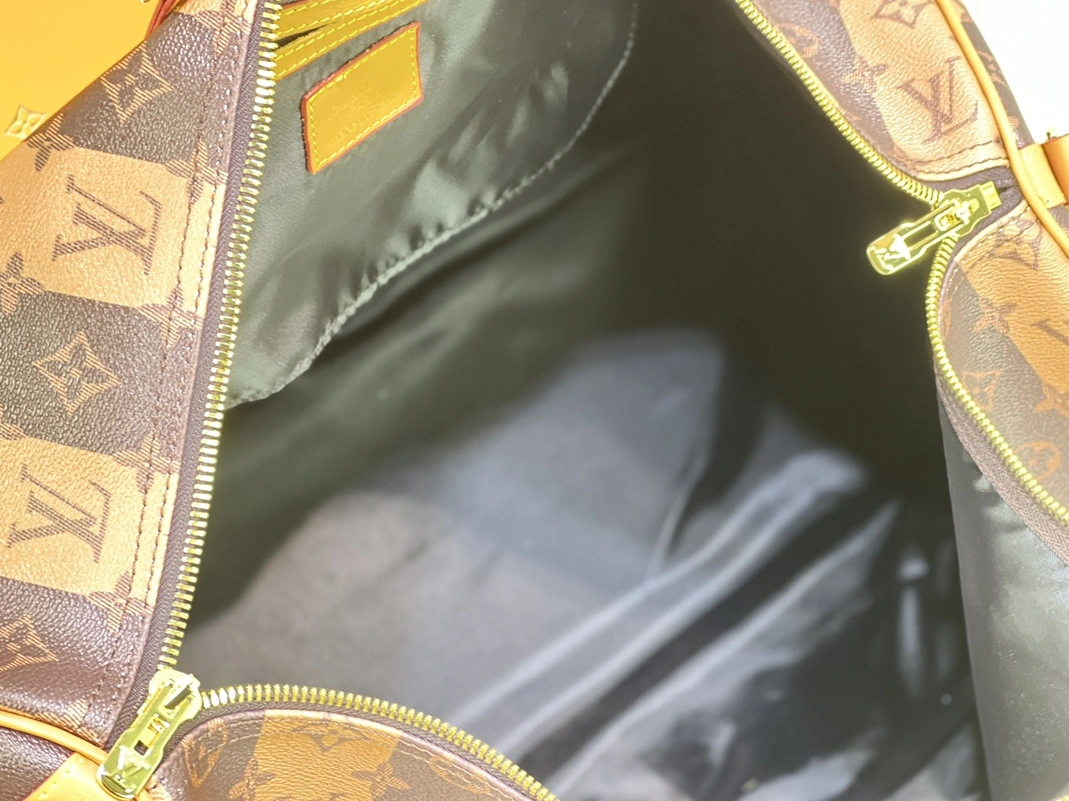 Vibrant 1631 Louis Vuitton Travel Bags