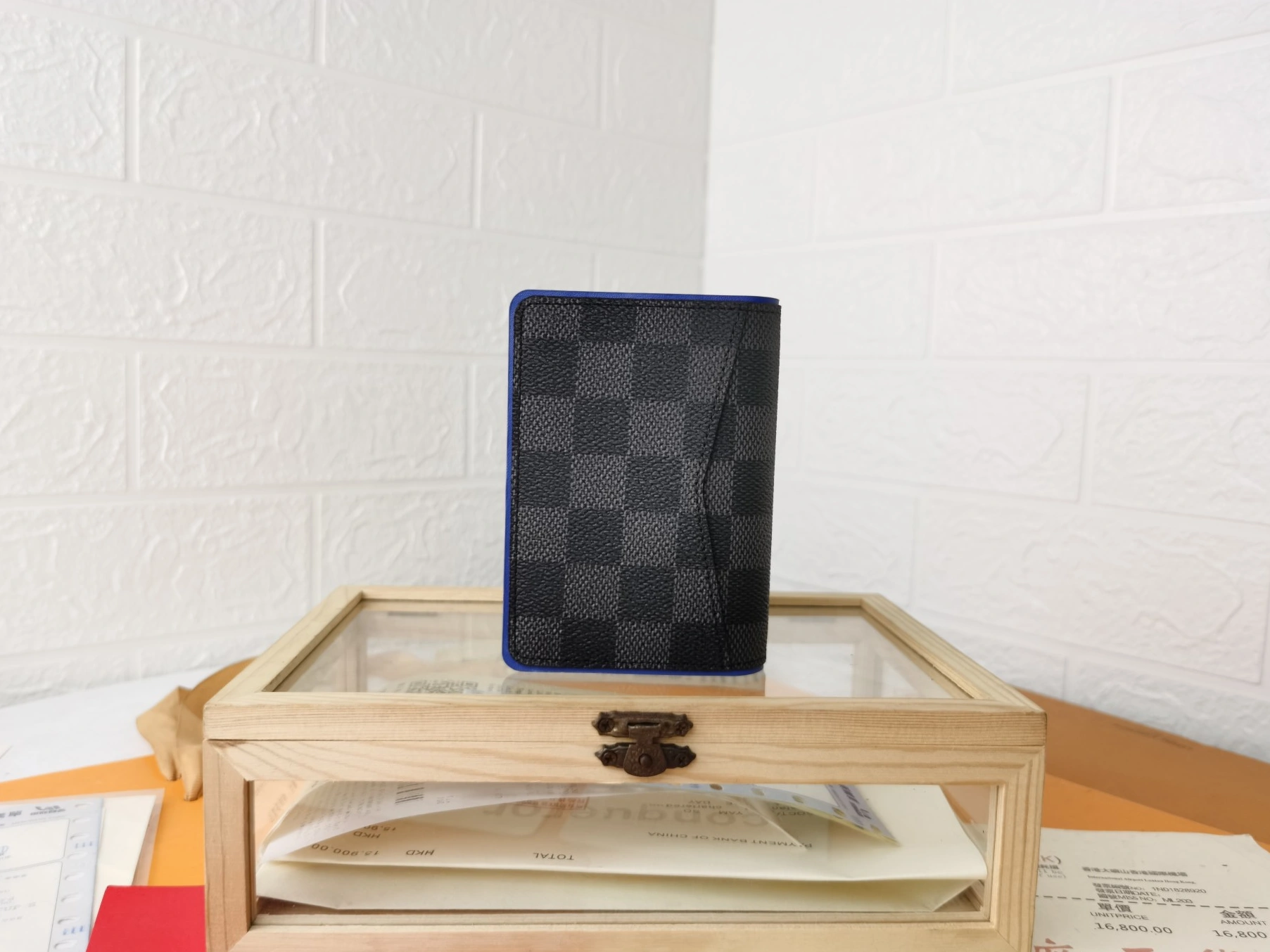 Vibrant 1713 Louis Vuitton LV Card Case For Unisex