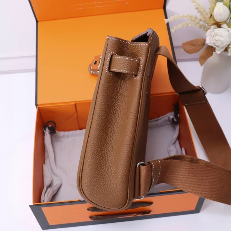 Vibrant 2135 Hermes AAA Quality Messenger Bags In Brown For Unisex