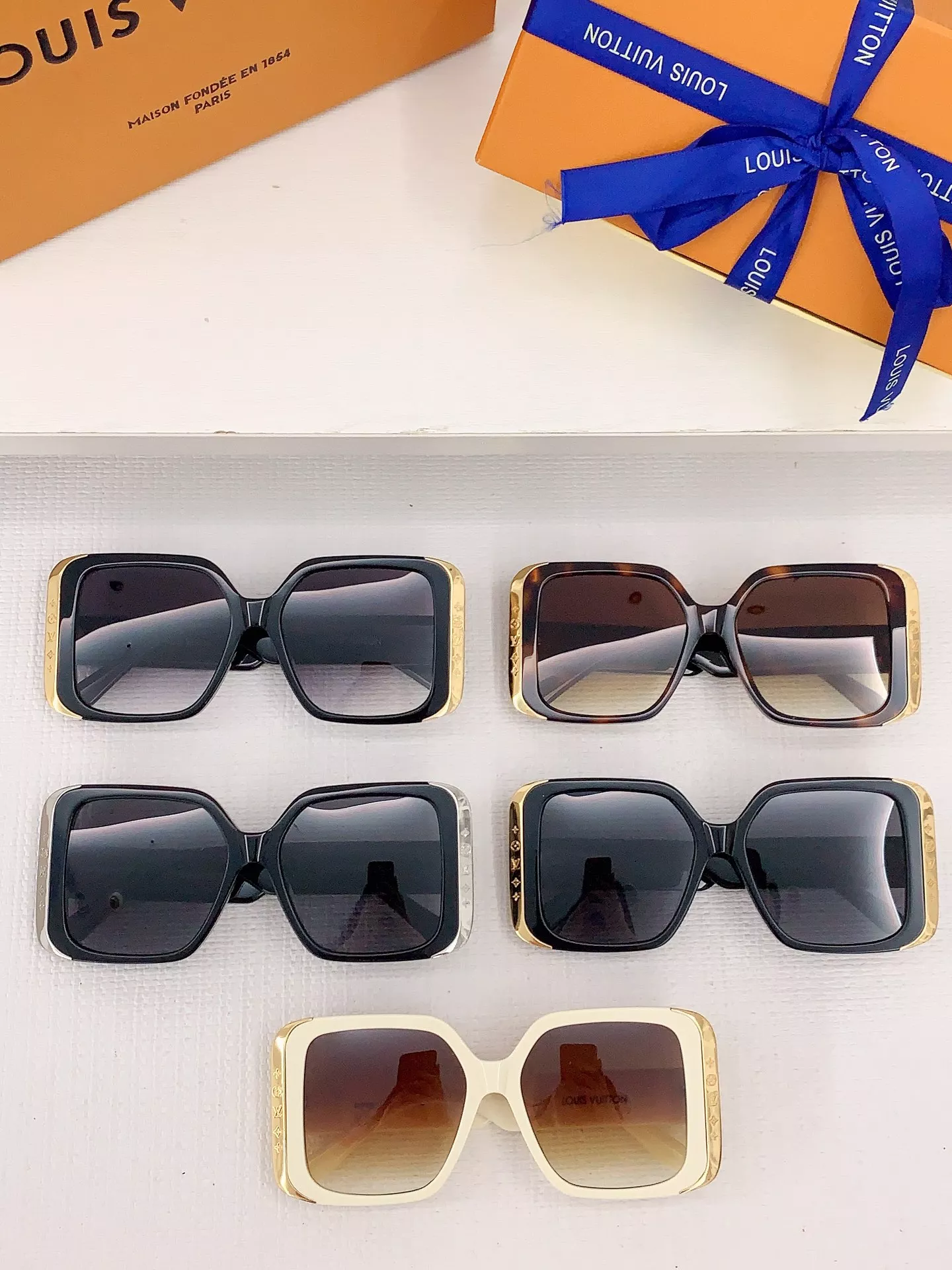 Vibrant 2523 Louis Vuitton AAA Quality Sunglasses