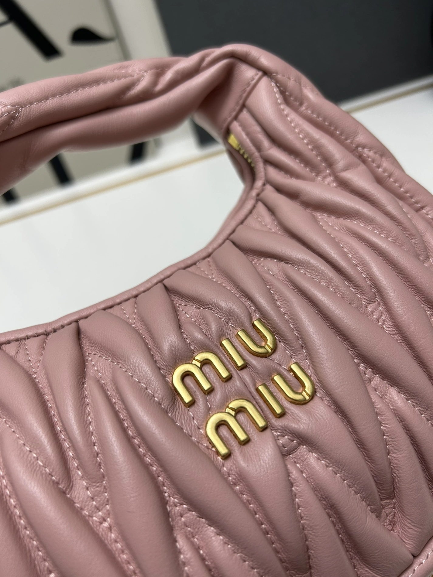 Vibrant 370 MIU MIU AAA Quality Messenger Bags For Women