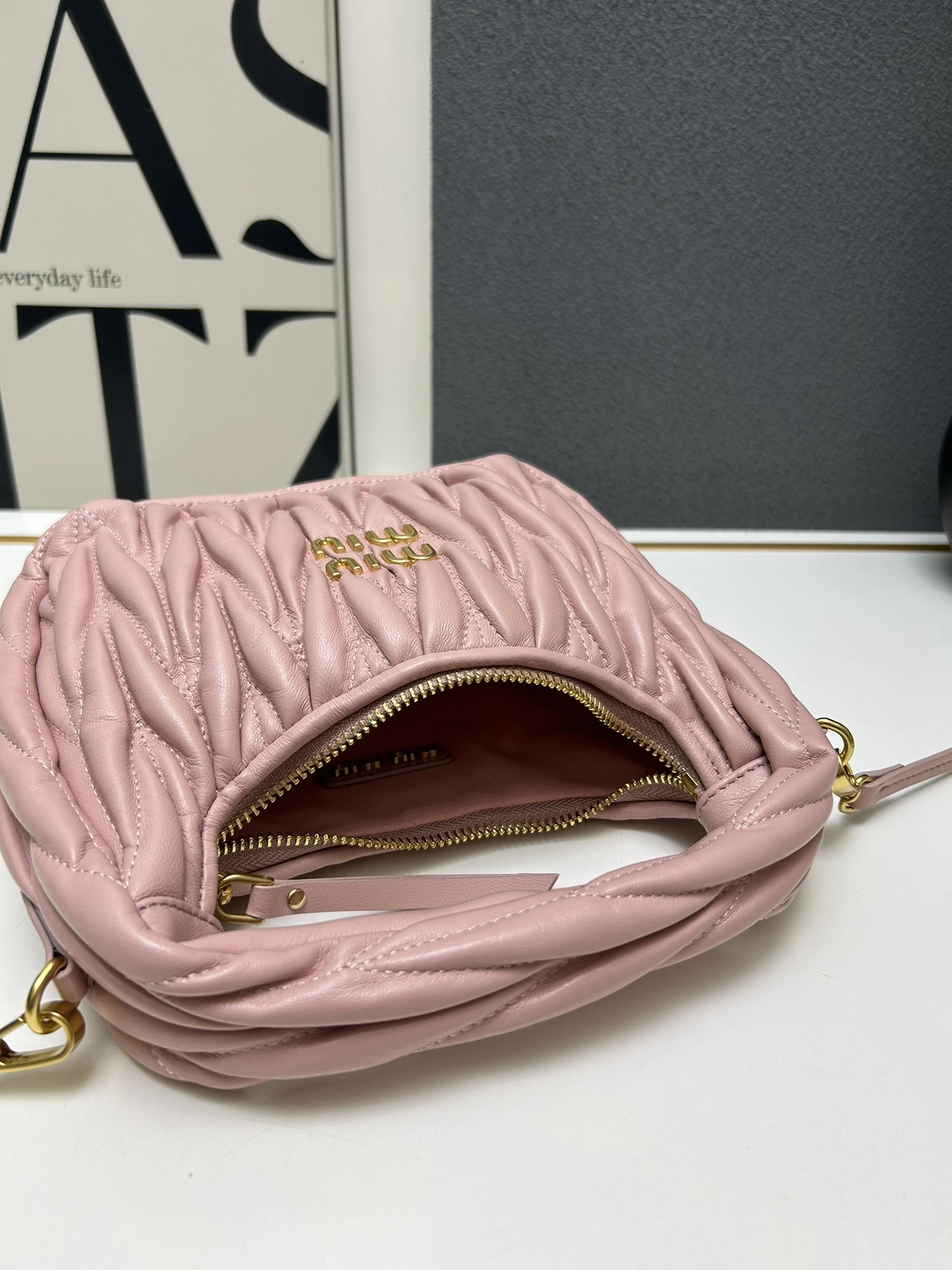 Vibrant 370 MIU MIU AAA Quality Messenger Bags For Women