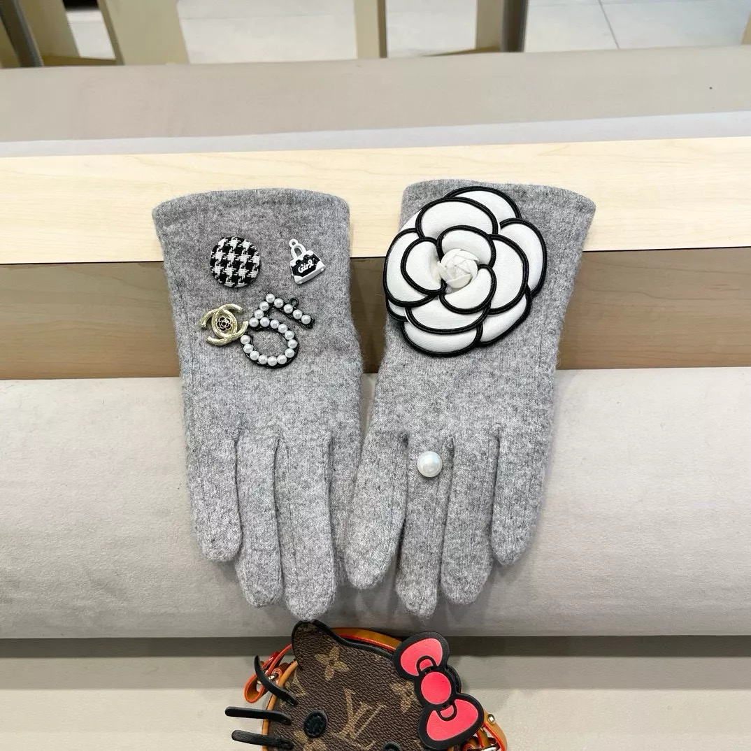 Vibrant 3743 Chanel Gloves For Women