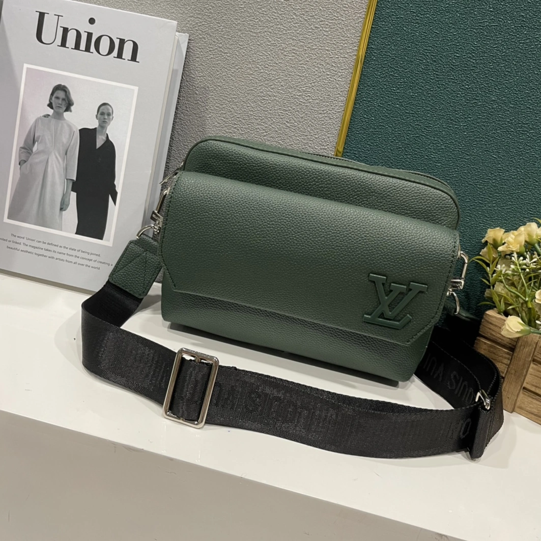 Vibrant 3863 Louis Vuitton AAA Man Messenger Bags