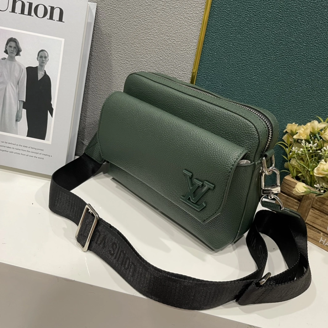 Vibrant 3863 Louis Vuitton AAA Man Messenger Bags