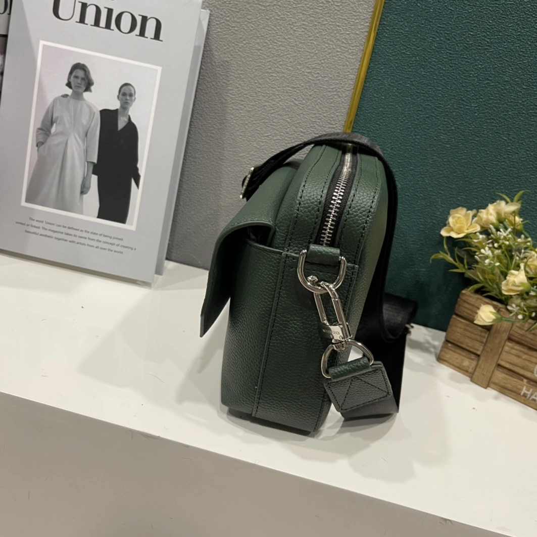 Vibrant 3863 Louis Vuitton AAA Man Messenger Bags