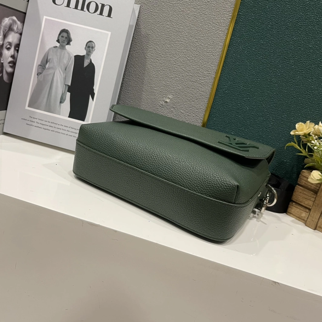 Vibrant 3863 Louis Vuitton AAA Man Messenger Bags