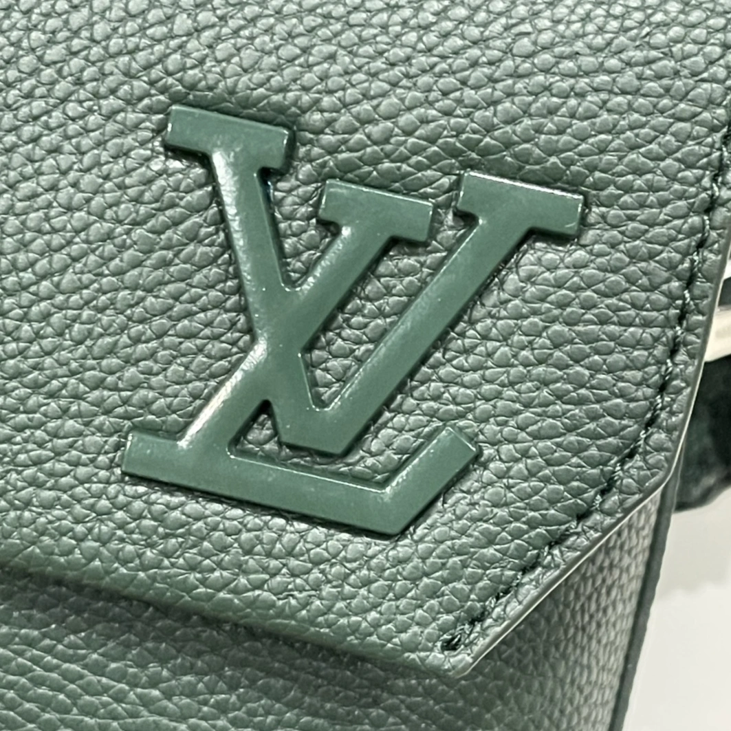 Vibrant 3863 Louis Vuitton AAA Man Messenger Bags