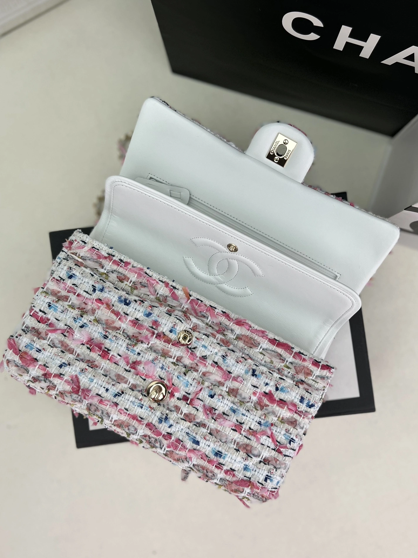Vibrant 4255 Chanel AAA Quality Messenger Bags For Women