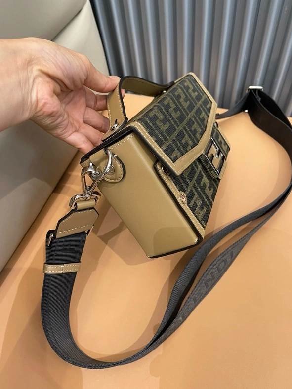 Vibrant 4397 Fendi AAA Quality Messenger Bags For Unisex