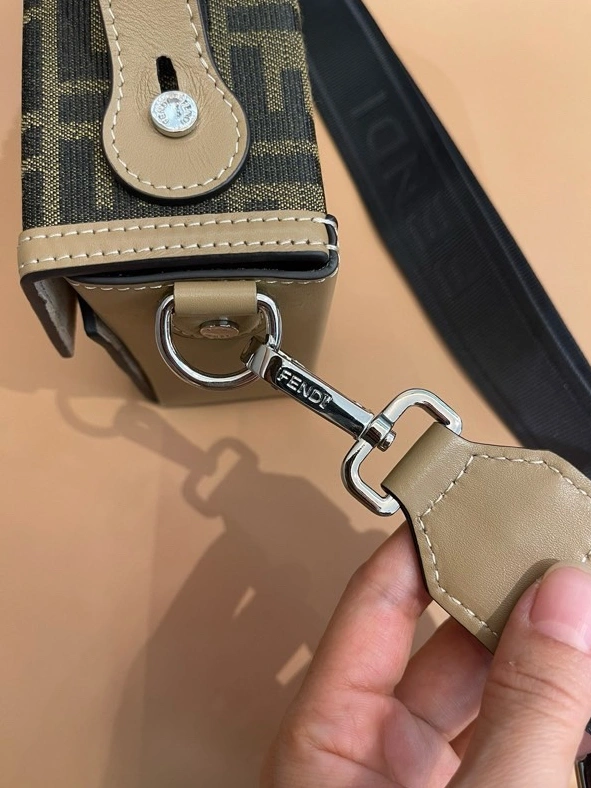 Vibrant 4397 Fendi AAA Quality Messenger Bags For Unisex