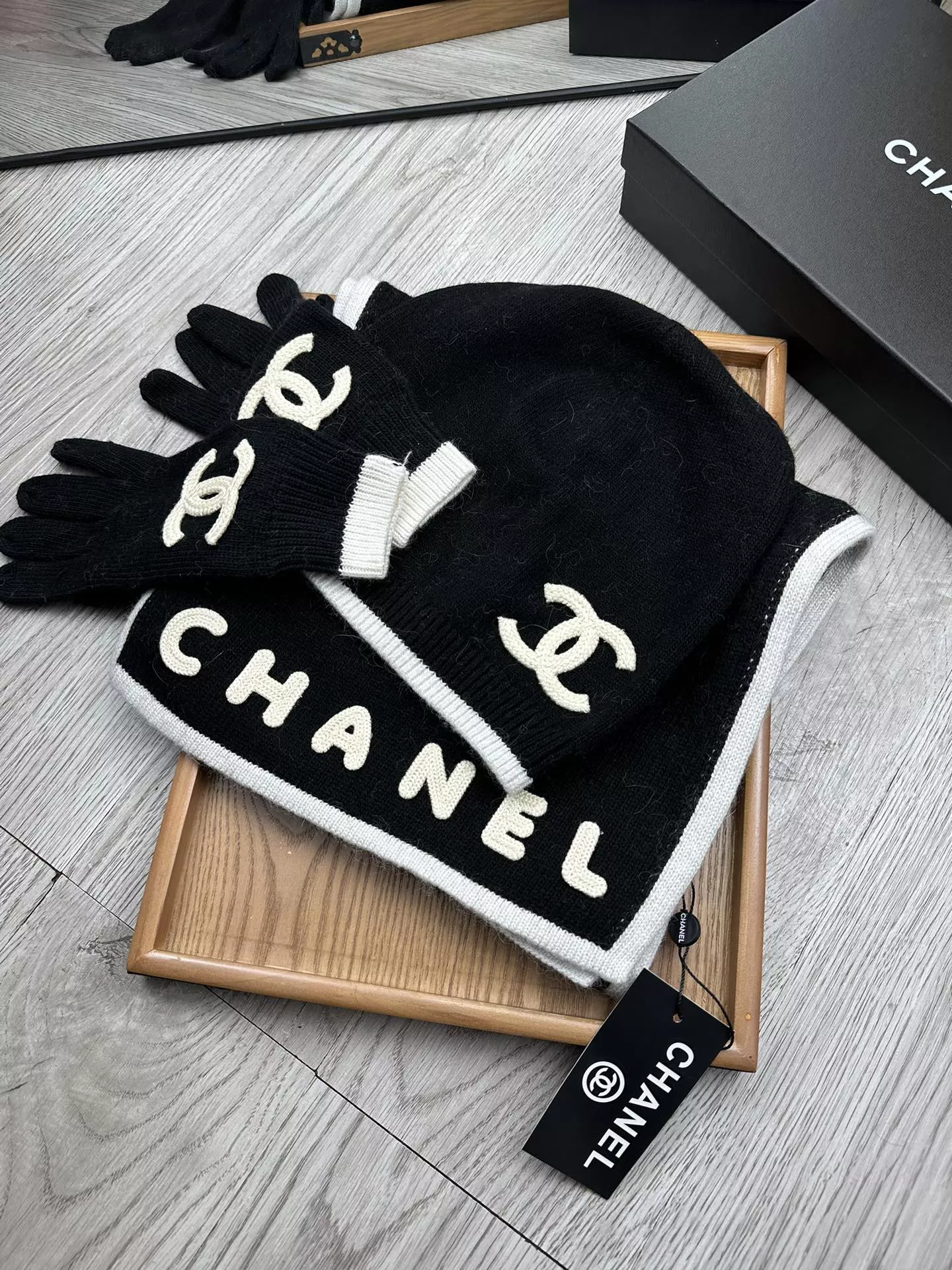 Vibrant 4922 Chanel Hat and Scarf and Glove Set