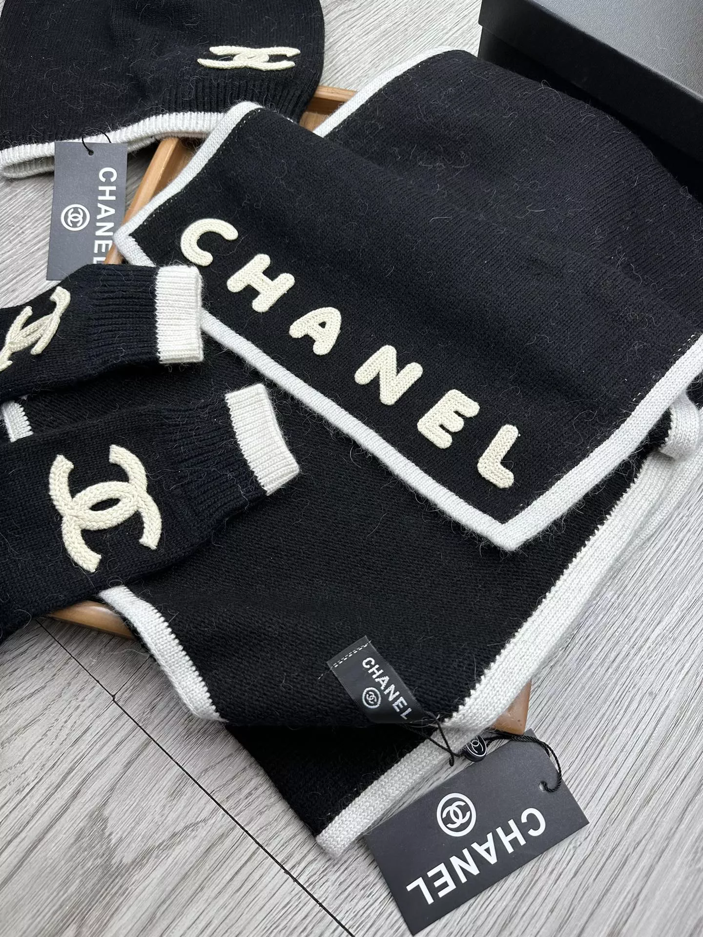Vibrant 4922 Chanel Hat and Scarf and Glove Set