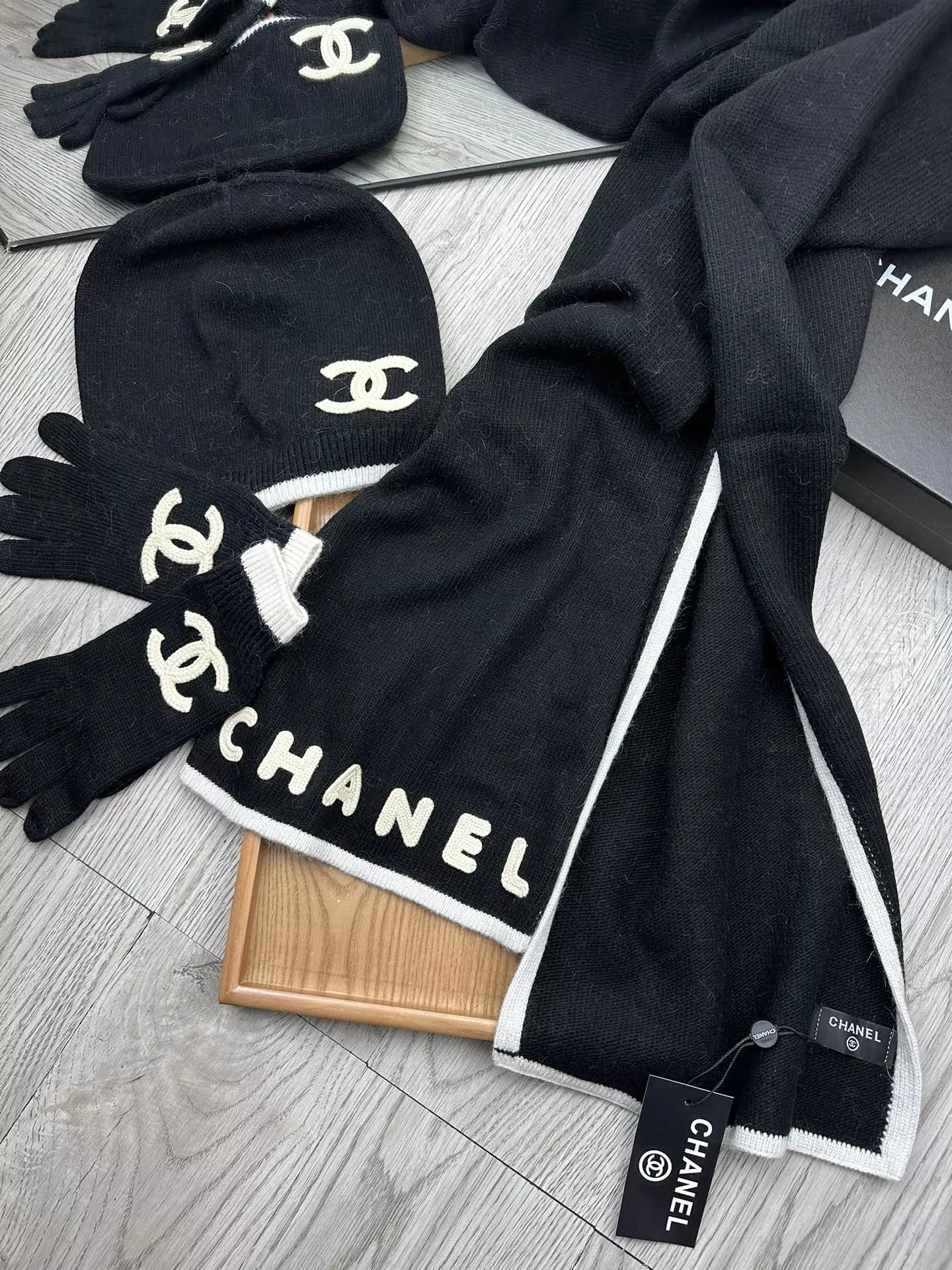 Vibrant 4922 Chanel Hat and Scarf and Glove Set