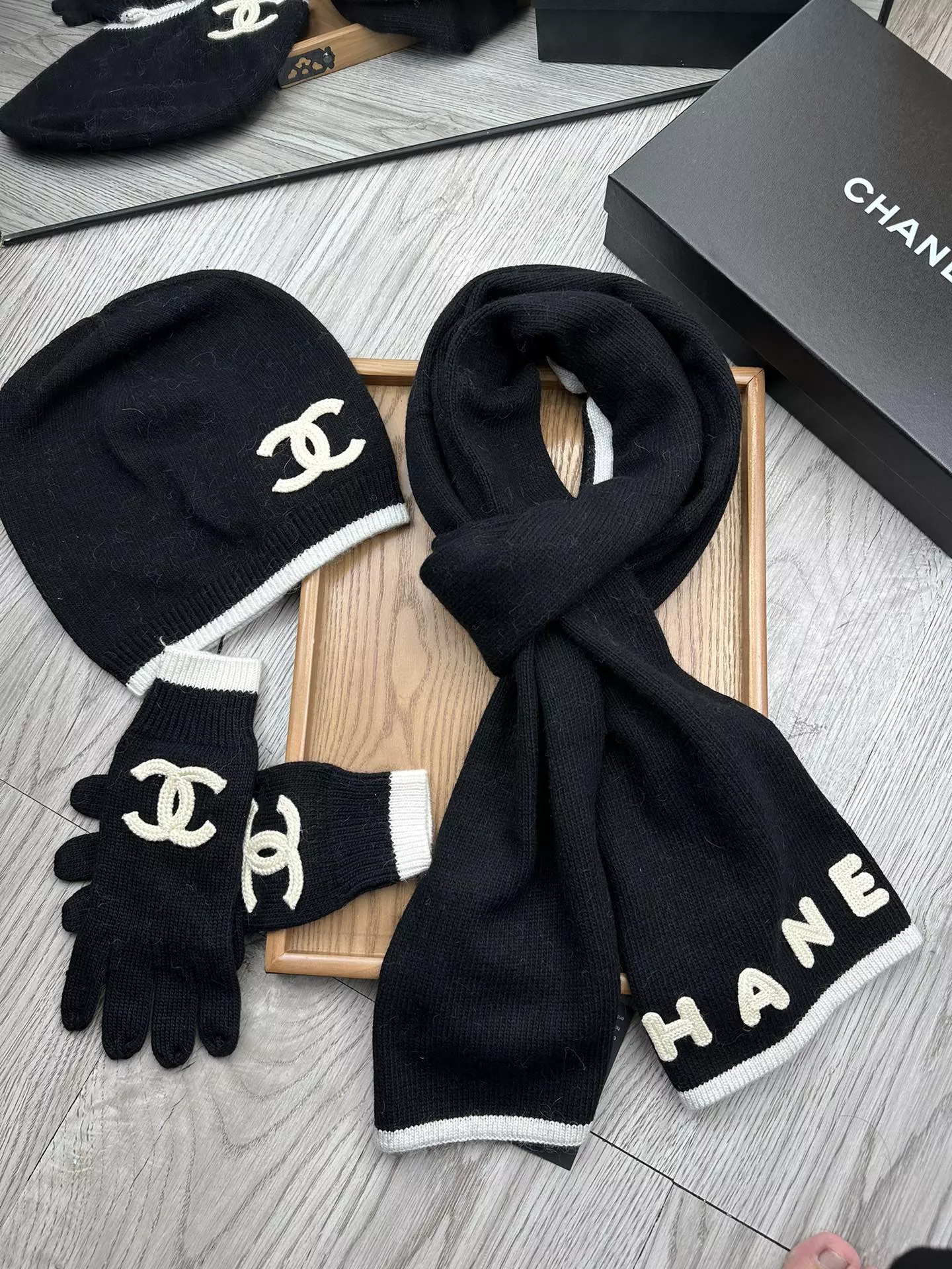Vibrant 4922 Chanel Hat and Scarf and Glove Set