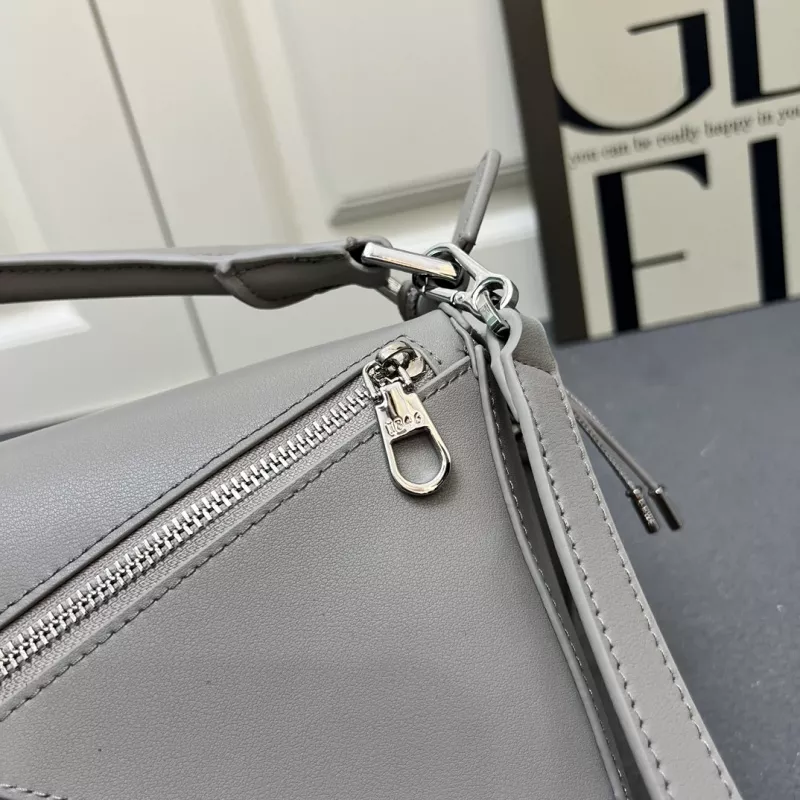Vibrant 5312 LOEWE AAA Quality Messenger Bags For Women
