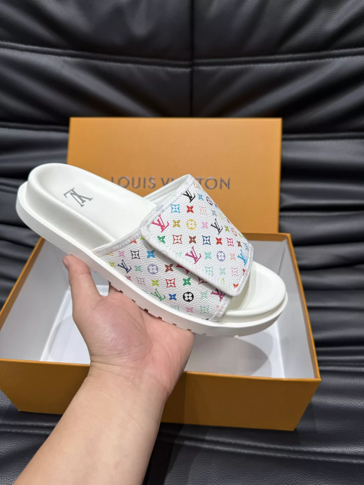 Vibrant 5644 Louis Vuitton Slippers For Men