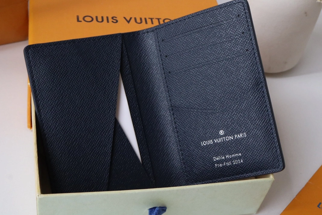 Vibrant 5671 Louis Vuitton LV Card Case