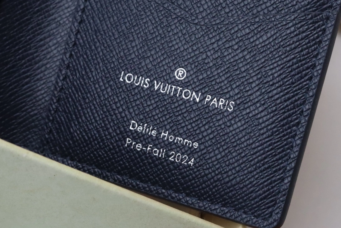 Vibrant 5671 Louis Vuitton LV Card Case